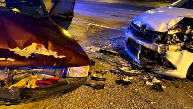 Seydikemer Çaykenarı Mahallesi’nde çarpışan iki otomobil