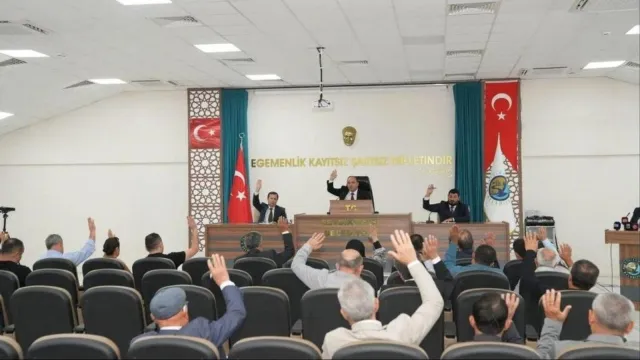 Seydikemer Belediyesi ekim ayı meclis toplantısında üyeler oylama için el kaldırıyor
