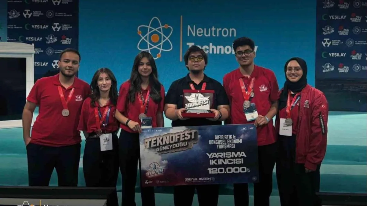 Teknofest 2026'da derece alan Muğlalı öğrenciler ödül plaketiyle poz veriyor