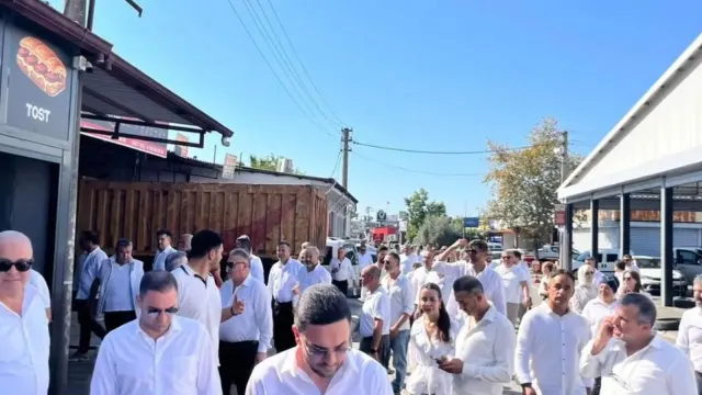 Fethiye sanayisinde beyaz gömlekli Beyaz Grup ekibi esnaf ziyaretinde yürürken