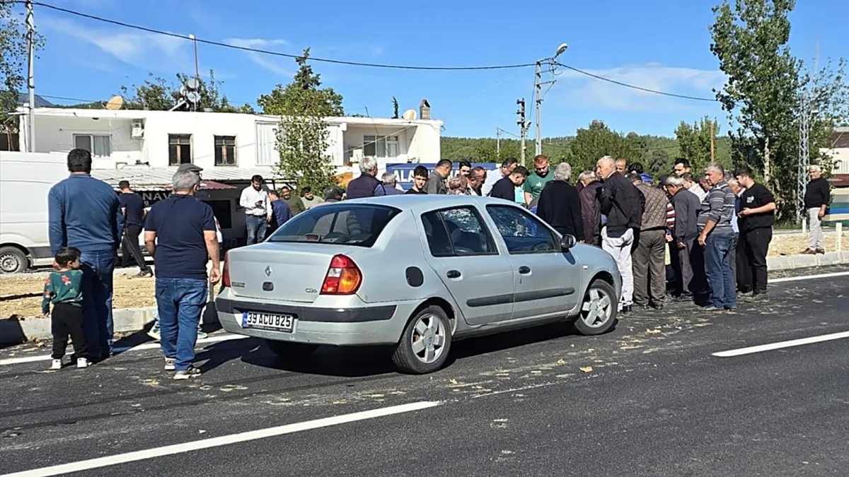 Seydikemer Alaçat Mahallesi'nde yaya kazasının yaşandığı yol ve olay yerinde toplanan kalabalık