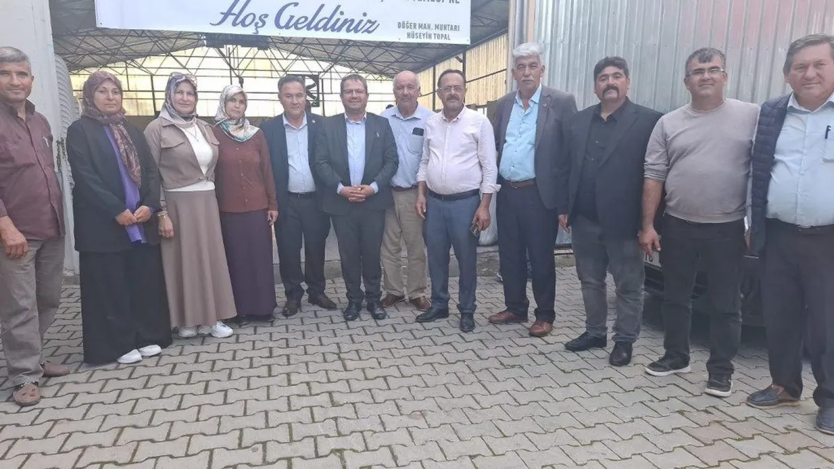 Döğer Mahallesi'ndeki yemek programına katılanlar toplu fotoğrafta